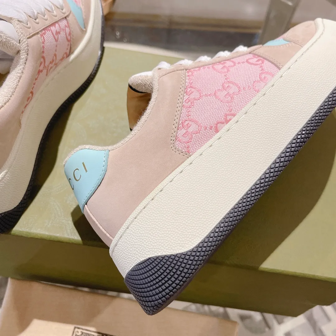 👟👟Ex-factory price 520👟👟Gucci’s latest chubby thick-soled dirty shoes~~couple casual shoes, 6cm height increasing shoes~~ 🔥Best, short boy, really good-looking♥️ The upper is made of polished cowhide stitched with classic double G fabric. The terry cloth is delicate and sweat-absorbent and breathable. The foot pad is integrated with latex injection molding. Private mold 6cm thick T👟👟Ex-factory price U two-color bottom Size: 35-40 Male 39-45/full size (45 custom-made, non-refundable) Comes with a full set of packaging